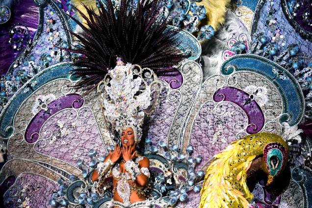 Carnaval pelo mundo - Espanha: A rainha do Carnaval de Santa Cruz de Tenerife, nas Ilhas Canárias, com sua fantasia de 5 metros de altura e peso de 80 quilos - 22/02/2017