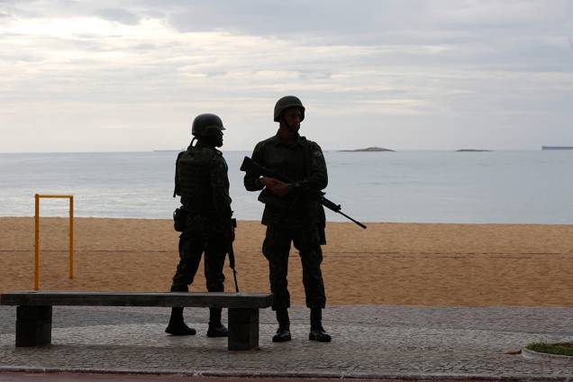 Soldados do Exército patrulham praia em Vila Velha (ES). Crise na segurança pública do Espírito Santo levou caos ao estado e à capital Vitória, com a greve da Polícia Militar