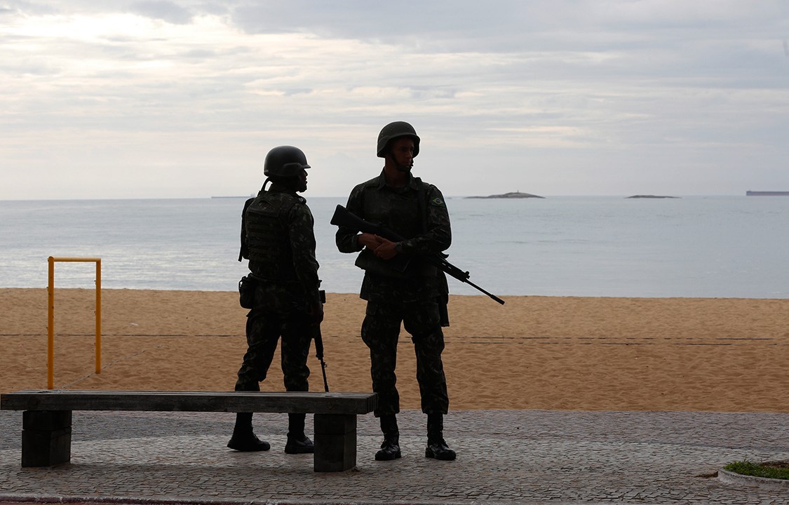 Soldados do Exército patrulham praia em Vila Velha (ES). Crise na segurança pública do Espírito Santo levou caos ao estado e à capital Vitória, com a greve da Polícia Militar