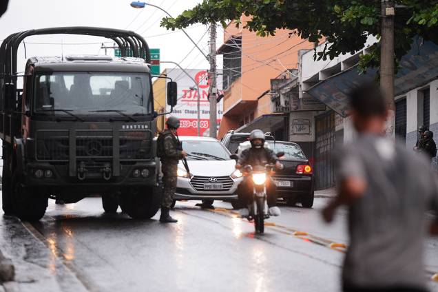 <span>Soldados do exército patrulham ruas e terminais rodoviários vazios em Vila Velha, região metropolitana de Vitória, Espírito Santo</span>