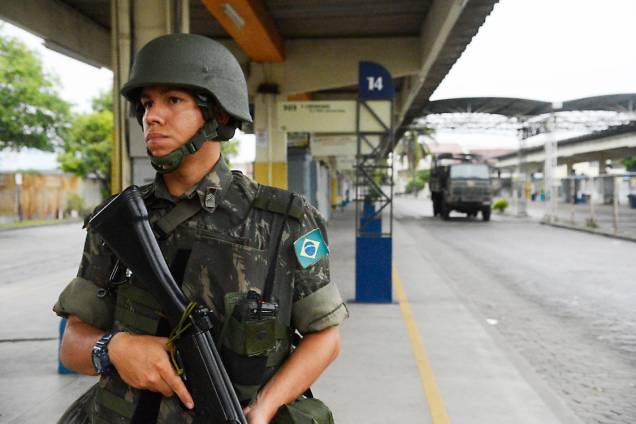 Soldados do exército patrulham ruas e terminais rodoviários vazios em Vila Velha, região metropolitana de Vitória, Espírito Santo