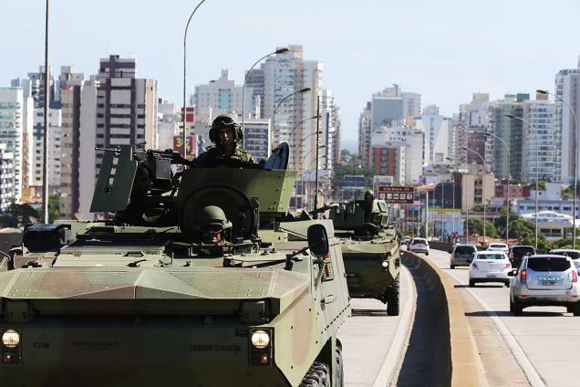 Exército patrulha avenidas da cidade de Vitória, Espírito Santo