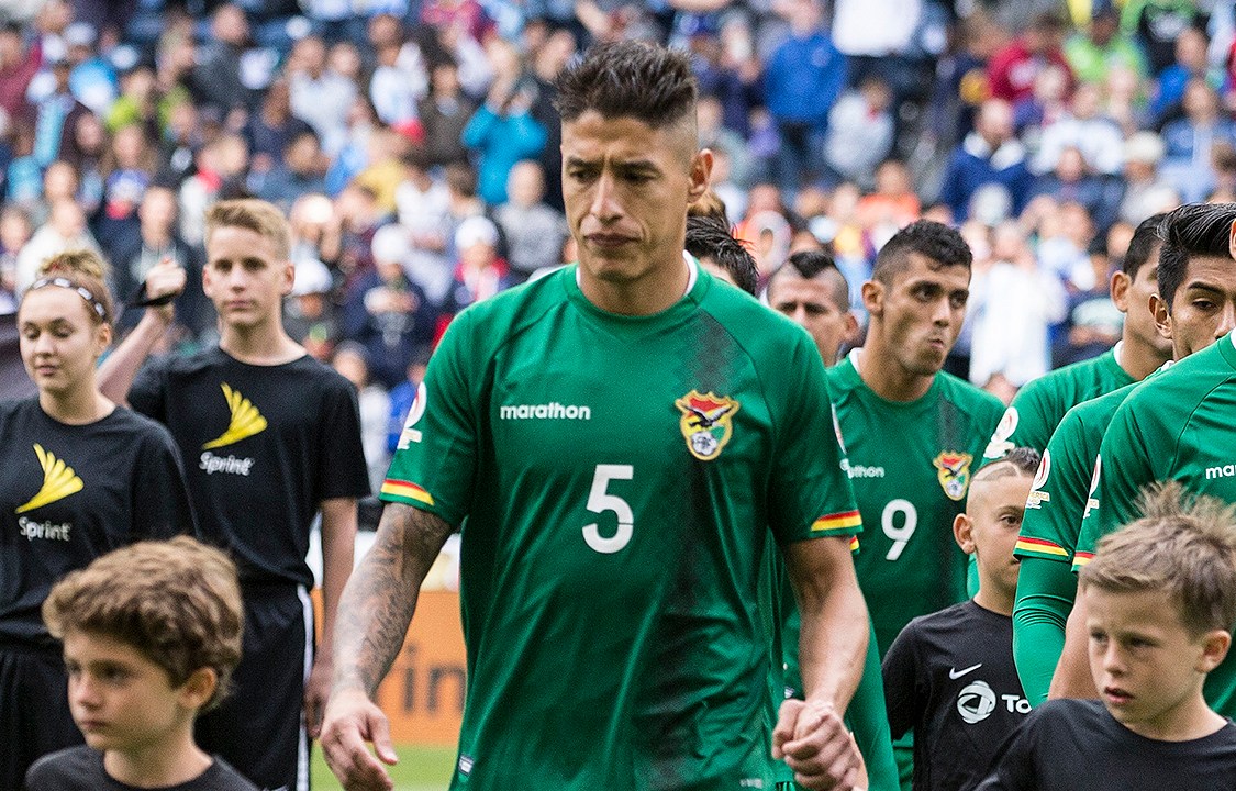Jogador Nelson Cabrera entra em campo com a seleção da Bolívia pouco antes da partida contra seleção da Argentina para a Copa América Centenário, em Seattle, Estados Unidos