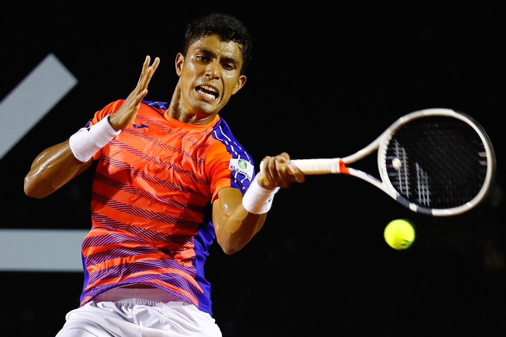 Brasileiro Thiago Monteiro devolve a bola para Thomaz Belluci durante Rio Open 2017, no Rio de Janeiro