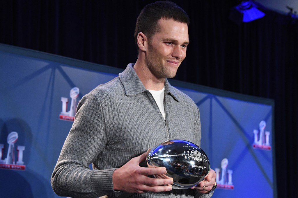 Tom Brady recebe troféu de MVP do Super Bowl