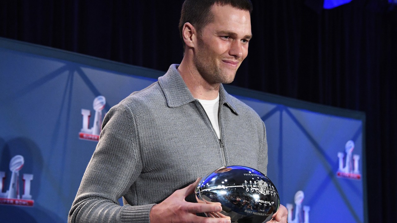 Tom Brady recebe troféu de MVP do Super Bowl