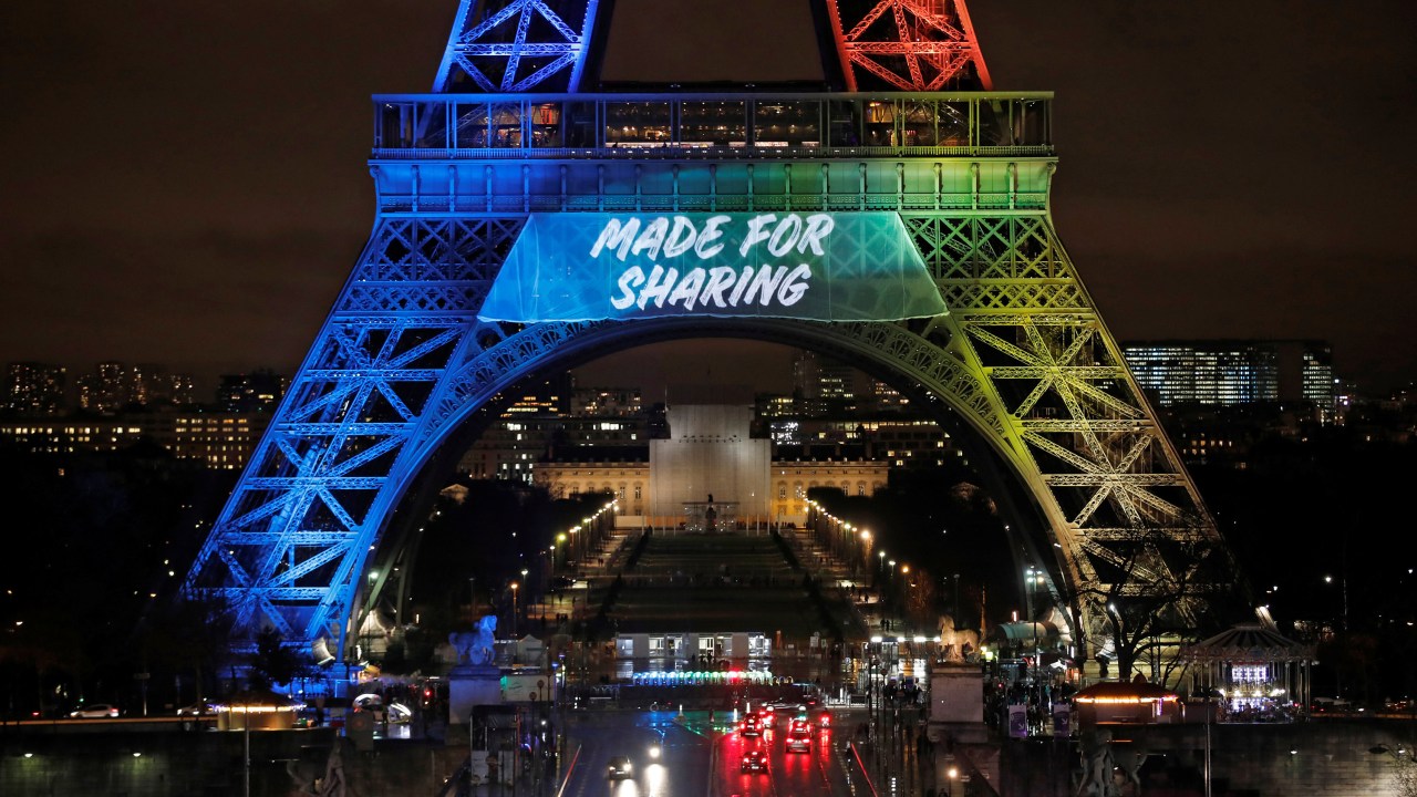 Torre Eiffel iluminada nas cores da bandeira olímpica