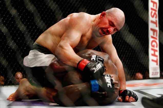 O brasileiro Glover Teixeira durante luta contra o americano Jared Cannonier no UFC 208 em Nova York
