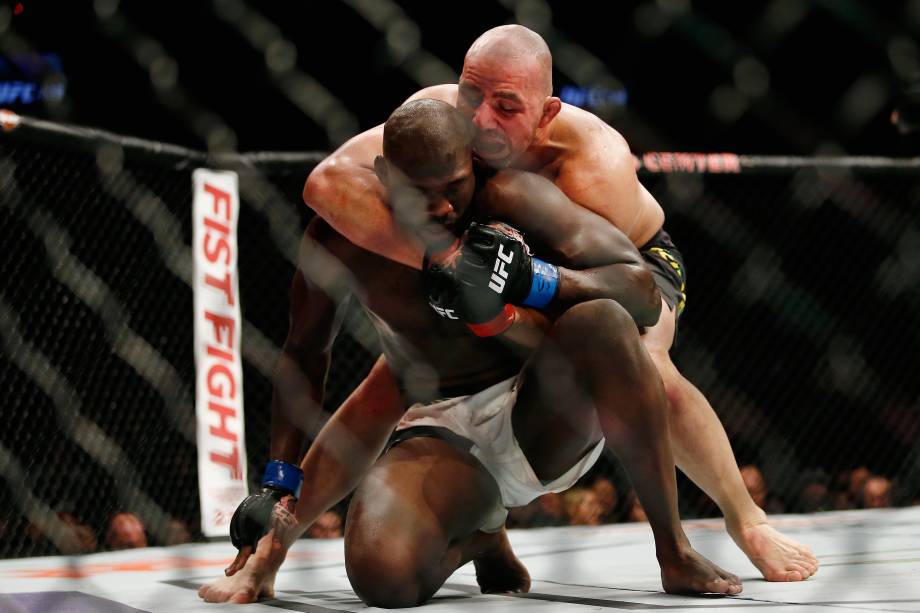 O brasileiro Glover Teixeira durante luta contra o americano Jared Cannonier no UFC 208 em Nova York