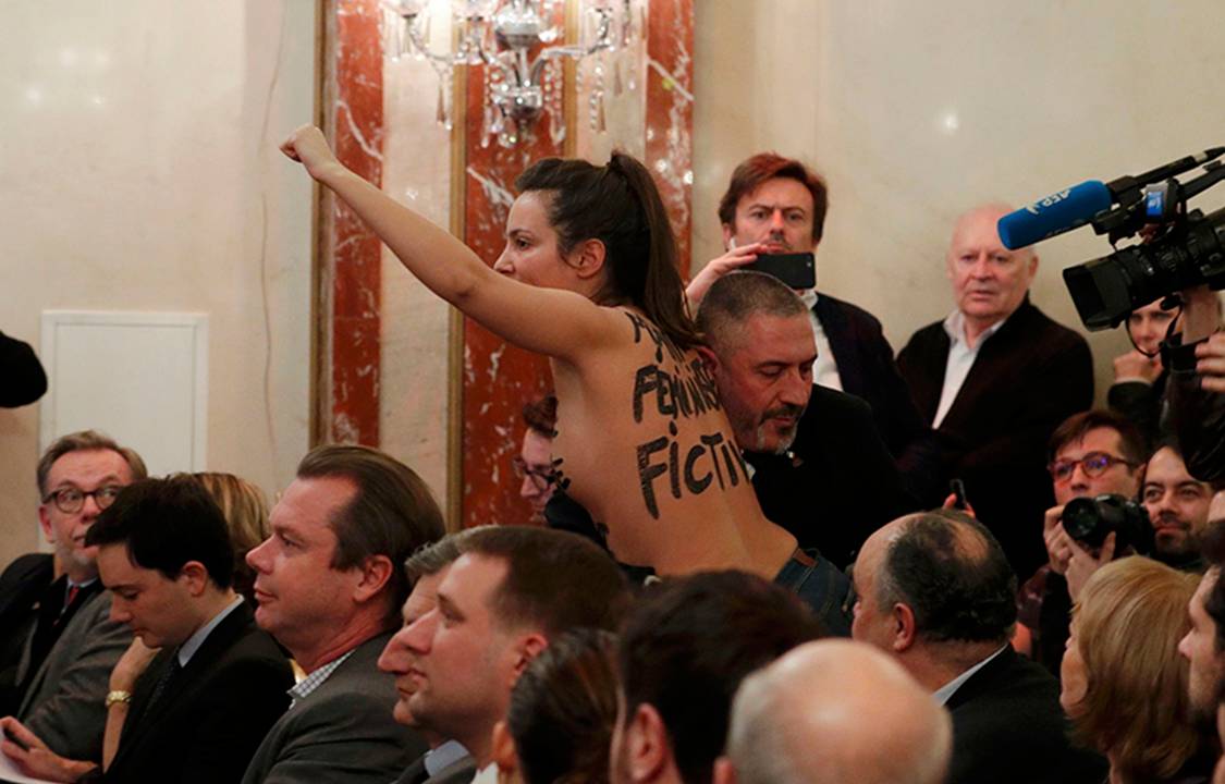 Manifestante de topless protesta durante coletiva de Marine le Pen, em Paris, na França