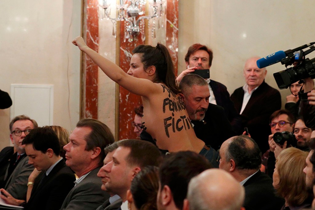 Manifestante de topless protesta durante coletiva de Marine le Pen, em Paris, na França