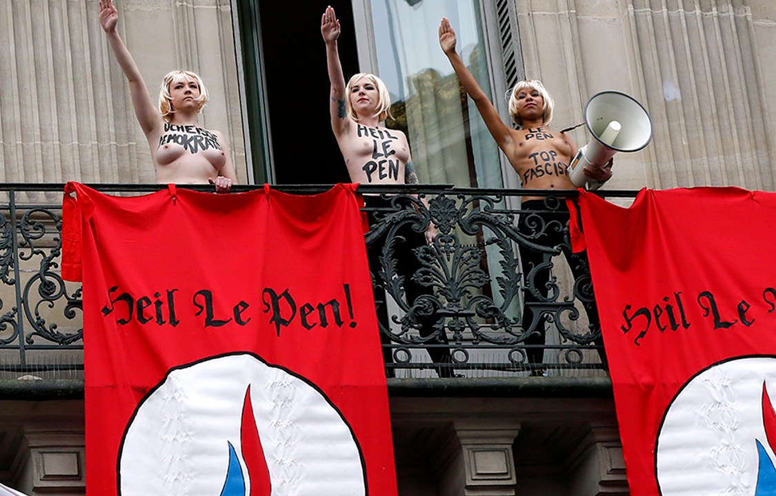 Ativistas feministas protestam contra Marine le Pen, candidata de extrema direita à presidência da França
