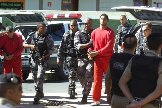 Bruno Fernandes, ex-goleiro do Flamengo, é conduzido por policiais ao fórum de Contagem, sobre o processo do desaparecimento de Eliza Samudio, sua ex-amante, em 2010