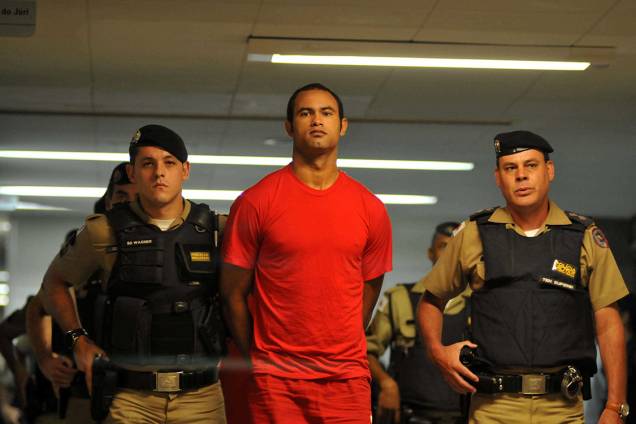 Bruno Fernandes, ex-goleiro do Flamengo, conduzido por policiais para audiência realizada no II Tribunal do Júri, sobre o processo do desaparecimento de Eliza Samudio, sua ex-amante.