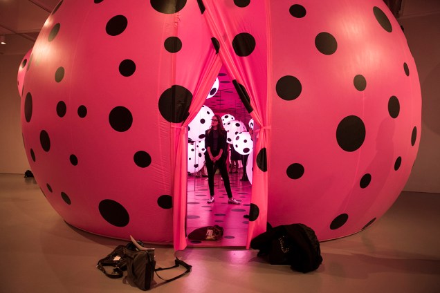 Mulher entra na cabine "Obsessão de pontos", obra de autoria de Yayoi Kusama, no Hirshhorn Museum, em Washington