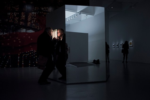 Homem observa uma das obras de Yayoi Kusama, instaladas no museu Hirshhorn, em Washigton
