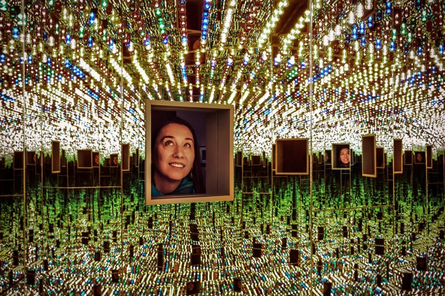 Visitante observa uma das instalações da exposição "Espelhos Infinitos", de Yayoi Kusama, em Washington