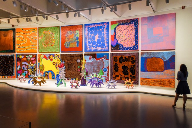 Visitante observa conjunto de obras de autoria da artista Yayoi Kusama, expostas no Museu Hirshhorn, em Washington