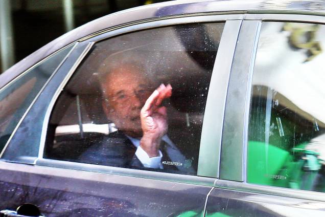 O ex-presidente Fernando Henrique Cardoso (PSDB) deixa o prédio da Justiça Federal, na região da Avenida Paulista, em São Paulo, após prestar depoimento - 09/02/2017 O ex-presidente Fernando Henrique Cardoso (PSDB) deixa o prédio da Justiça Federal, na região da Avenida Paulista, em São Paulo, após prestar depoimento - 09/02/2017