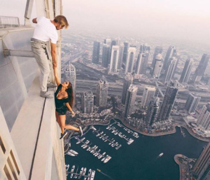 A modelo russa Viki Odintcova faz ensaio fotográfico do alto de um prédio em Dubai