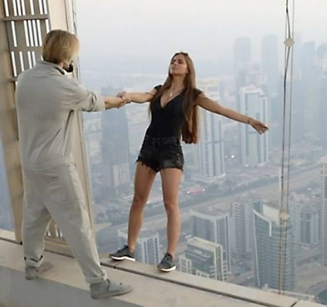 A modelo russa Viki Odintcova faz ensaio fotográfico do alto de um prédio em Dubai A modelo russa Viki Odintcova faz ensaio fotográfico do alto de um prédio em Dubai