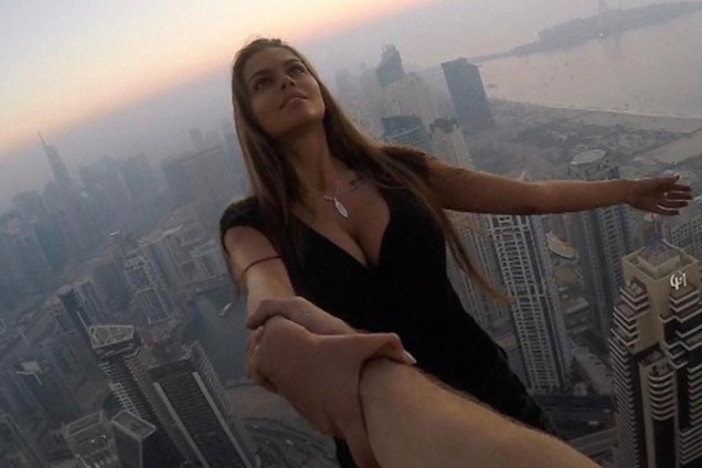A modelo russa Viki Odintcova faz ensaio fotográfico do alto de um prédio em Dubai