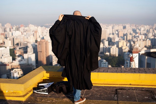 Toda terceira sexta-feira de cada mês, monges do Templo budista Busshinji, localizado na Liberdade, partem rumo ao heliponto desativado do Edifício Copan para praticarem meditação, em São Paulo