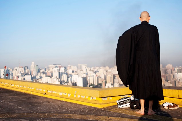 Os monges chegam sete horas da manhã e meditam por aproximadamente uma hora
