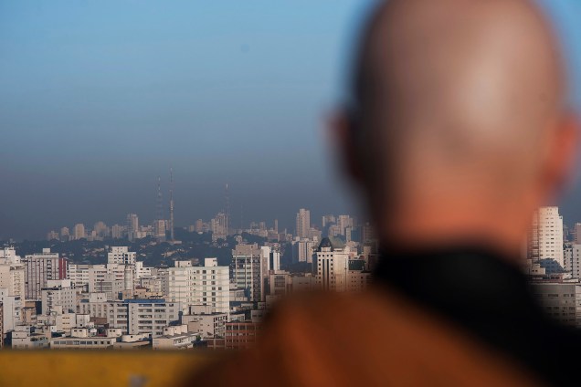 Com vista para a cidade de São Paulo, monges do Templo budista Busshinji, meditam a 115 metros de altura no heliponto do Edifício Copan