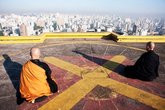 Com vista para a cidade de São Paulo, monges do Templo budista Busshinji, meditam a 115 metros de altura no heliponto do Edifício Copan
