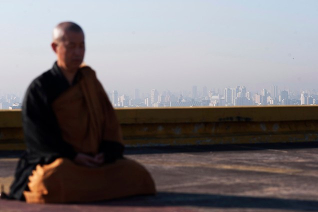 Monges do Templo budista Busshinji, meditam a 115 metros de altura no heliponto do Edifício Copan, em São Paulo