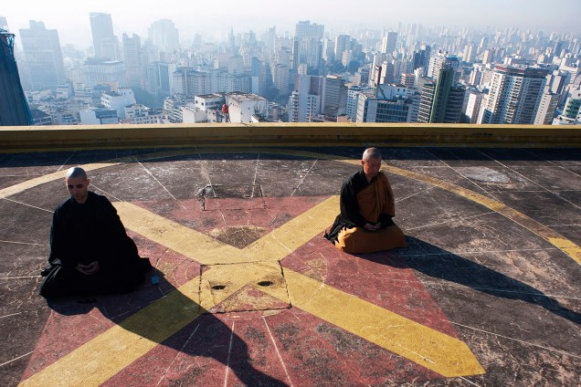 Os monges praticam a  meditação zazen que é a forma principal de meditação. “za” significa sentar-se; “zen” refere-se a um estado de meditação produnfa