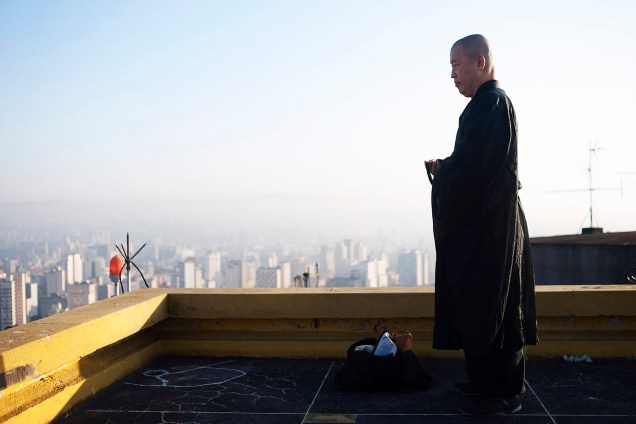 O monge Jishô Handa, 60 anos, pratica a  meditação zazen que é a forma principal de meditação. “za” significa sentar-se; “zen” refere-se a um estado de meditação produnfa