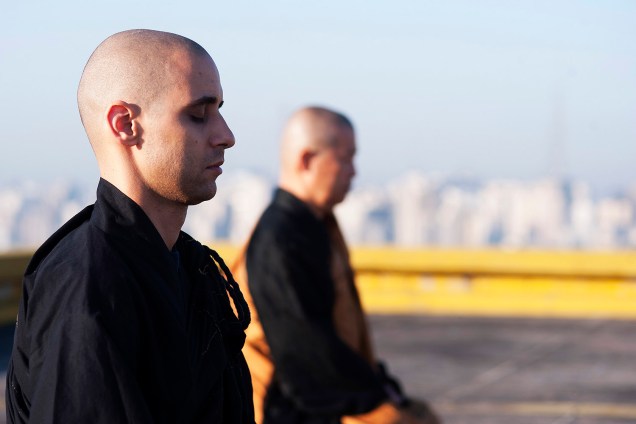 Monges do Templo budista Busshinji, meditam a 115 metros de altura no heliponto do Edifício Copan, em São Paulo