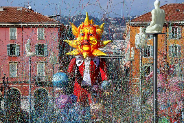 Carnaval pelo mundo - França: A flutuação do Rei do Carnaval, evento típico da 133ª Parada de Carnaval em Nice - 19/02/2017