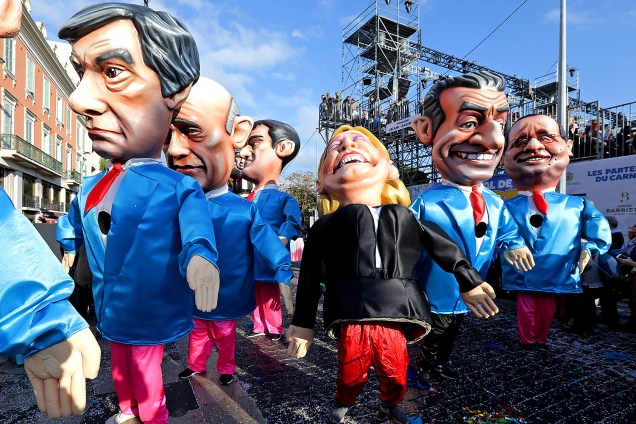 Carnaval pelo mundo - França: Bonecos gigantes de políticos franceses feitos de papel machê na 133ª Parada de Carnaval em Nice. Da esquerda para a direita: Francois Fillon, Marine Le Pen e Nicolas Sarkozy - 19/02/2017