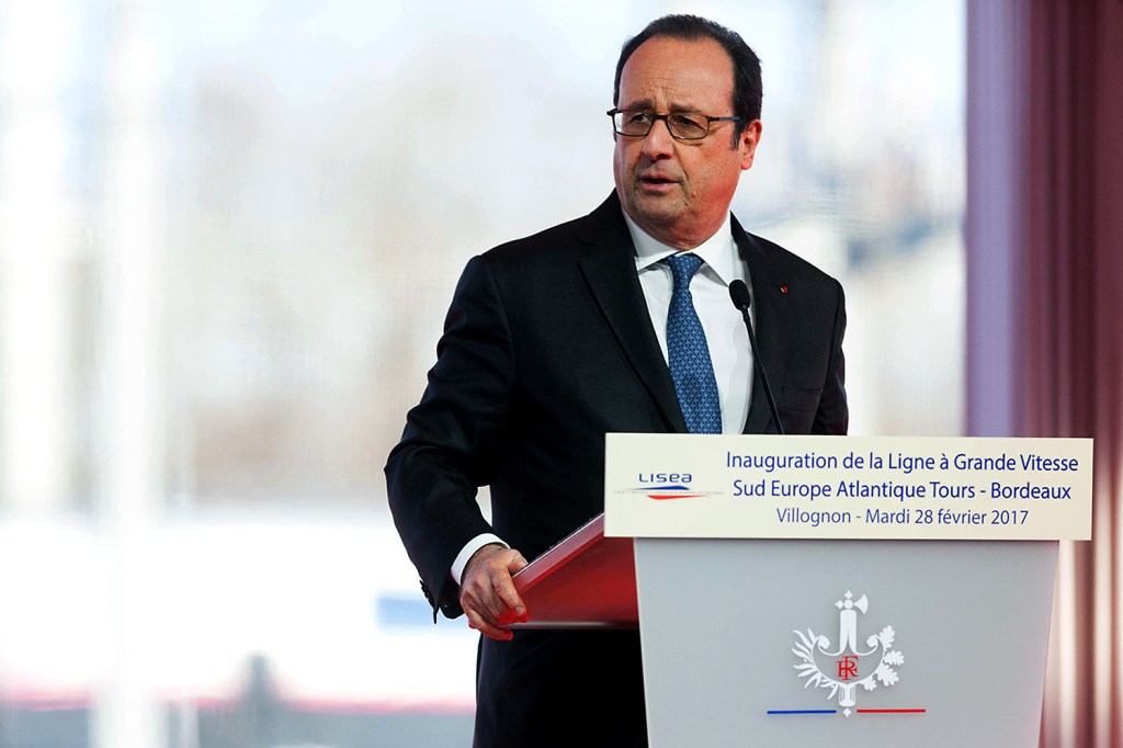 Presidente da França François Hollande durante discurso onde houveram disparos acidentais por um franco-atirador francês