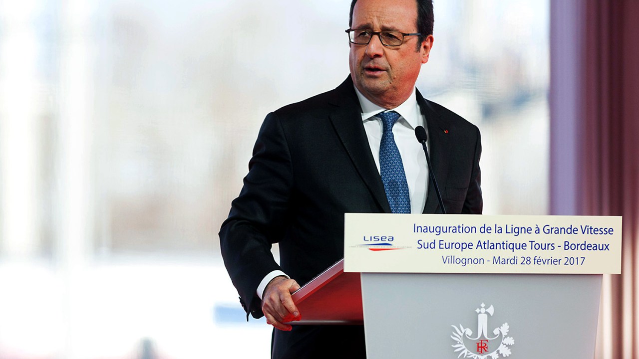 Presidente da França François Hollande durante discurso onde houveram disparos acidentais por um franco-atirador francês