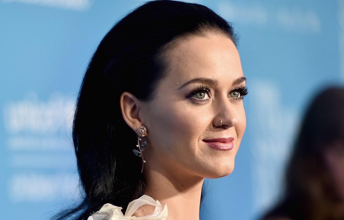 Katy Perry comparece ao Baile Snowflake, da UNICEF, em Nova York