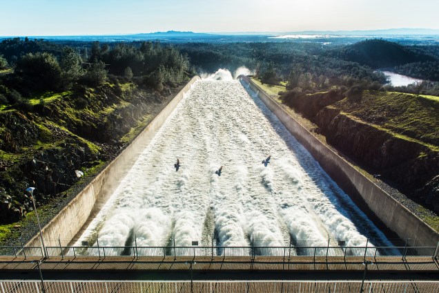 A barragem de Oroville, na Califórnia, libera cerca de 2.832 m³ de água por segundo através do seu sistema de vazão - 13/02/2017</span>