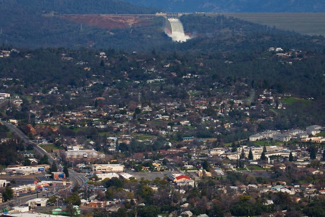Vista aérea da barragem de Oroville na Califórnia. A ameaça de rompimento do sistema de vazão de emergência da represa levou a evacuação da cidade - 13/02/2017