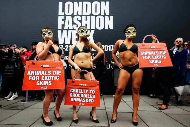 Ativistas da PETA, ONG em defesa dos animais, protestam de lingerie no London Fashion Week contra roupas confeccionadas com pele de crocodilo - 17/02/2017