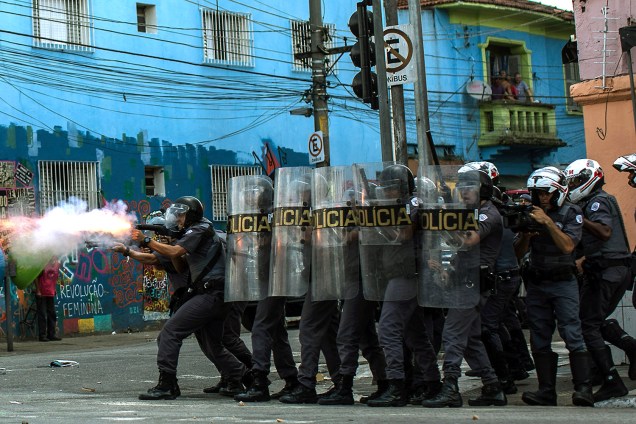 Polícia Militar avança em usuários de drogas na Cracolândia, em São Paulo, para tentar removê-los do local - 23/02/2017