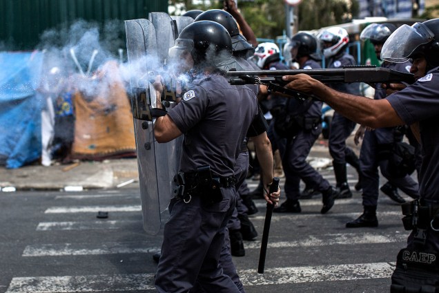 Polícia Militar avança em usuários de drogas na Cracolândia, em São Paulo, para tentar removê-los do local - 23/02/2017
