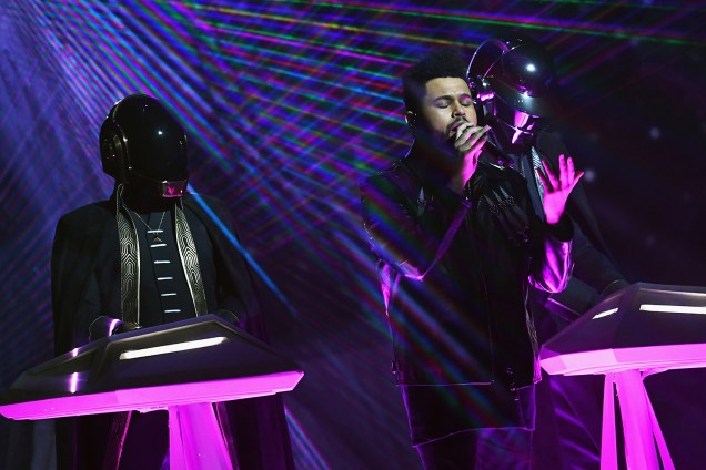 The Weeknd se apresenta ao lado da dupla Daft Punk durante a cerimônia da 59ª edição do Grammy, em Los Angeles, nos Estados Unidos - 12/02/2017
