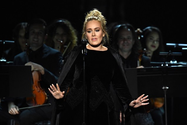 Adele pede para recomeçar apresentação durante a cerimônia da 59ª edição do Grammy no Staples Center, em Los Angeles, nos Estados Unidos - 12/02/2017