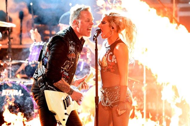 Lady Gaga canta junto com James Hetfield, da banda Metallica, durante  durante a cerimônia da 59ª edição do Grammy no Staples Center, em Los Angeles, nos Estados Unidos - 12/02/2017