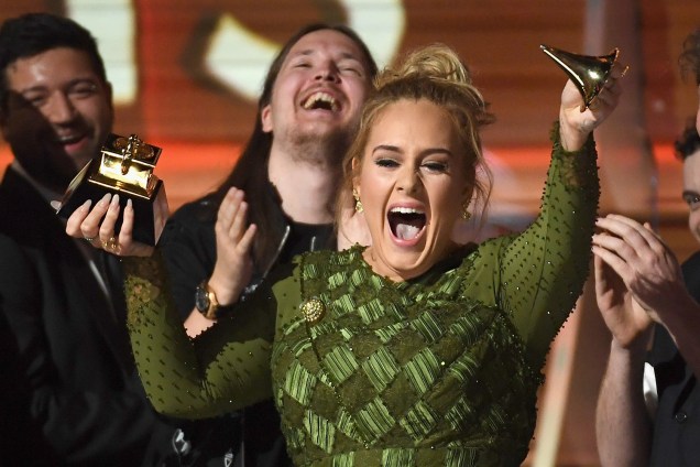 A cantora Adele com o Grammy de Álbum do Ano quebrado, durante a cerimônia da 59ª edição do Grammy no Staples Center, em Los Angeles, nos Estados Unidos - 12/02/2017