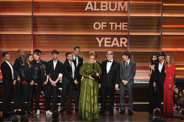 A cantora Adele recebe o troféu de Álbum do Ano, durante a cerimônia da 59ª edição do Grammy no Staples Center, em Los Angeles, nos Estados Unidos - 12/02/2017