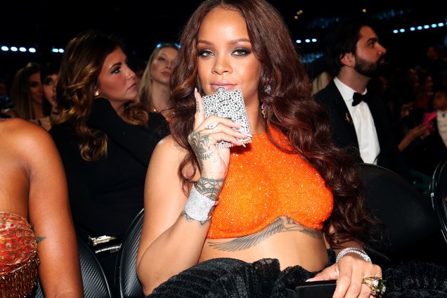 A cantora Rihanna mostra um cantil durante a cerimônia da 59ª edição do Grammy no Staples Center, em Los Angeles, nos Estados Unidos - 12/02/2017